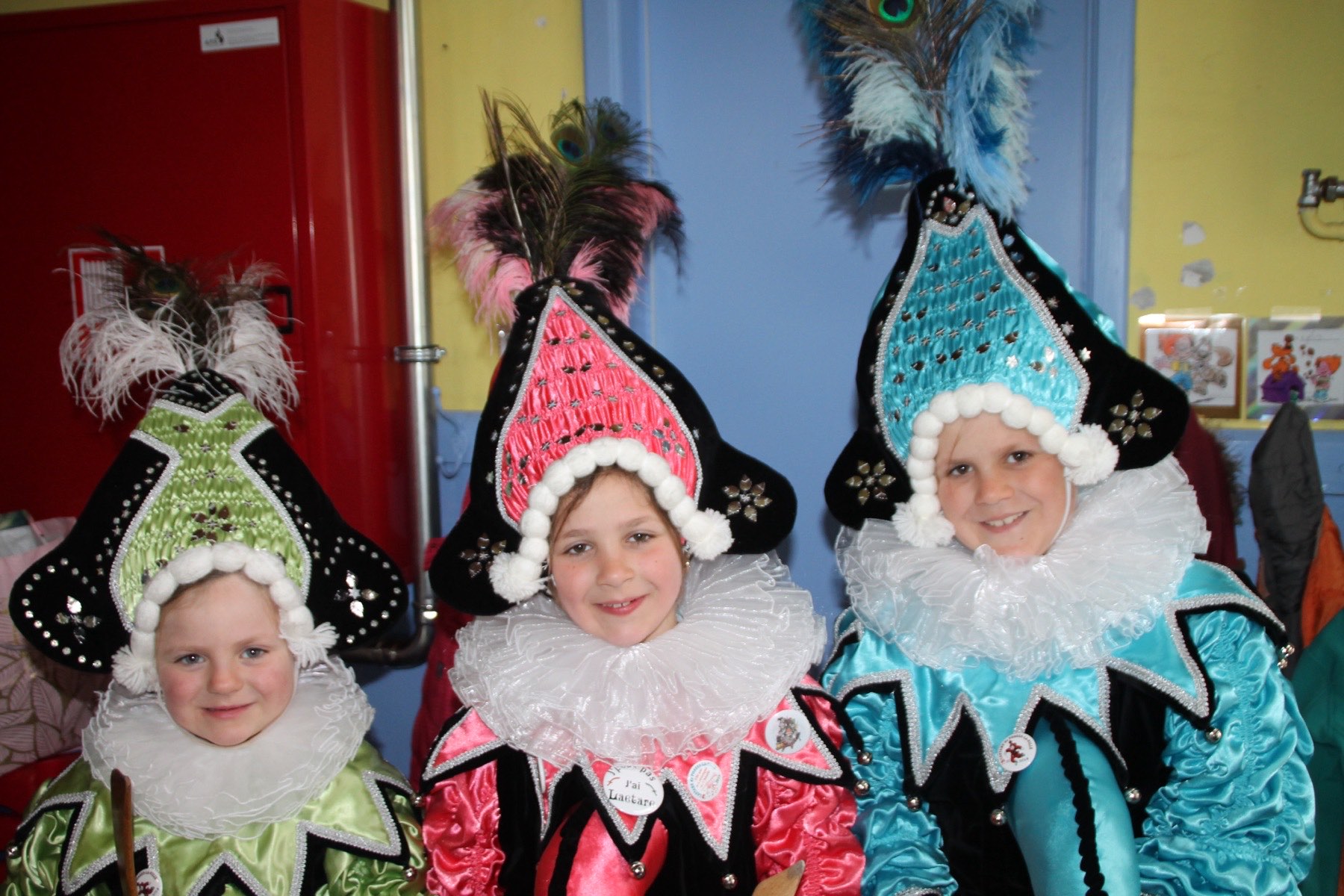 Trois enfants costumés pour le carnaval