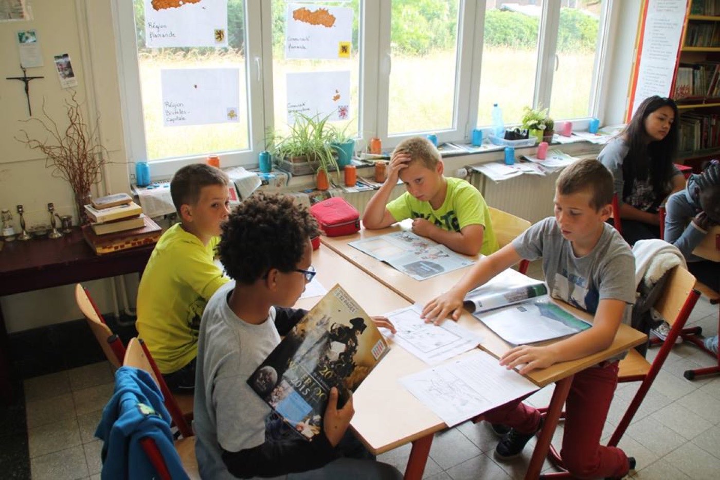 Des élèves de primaire travaillent ensemble en classe